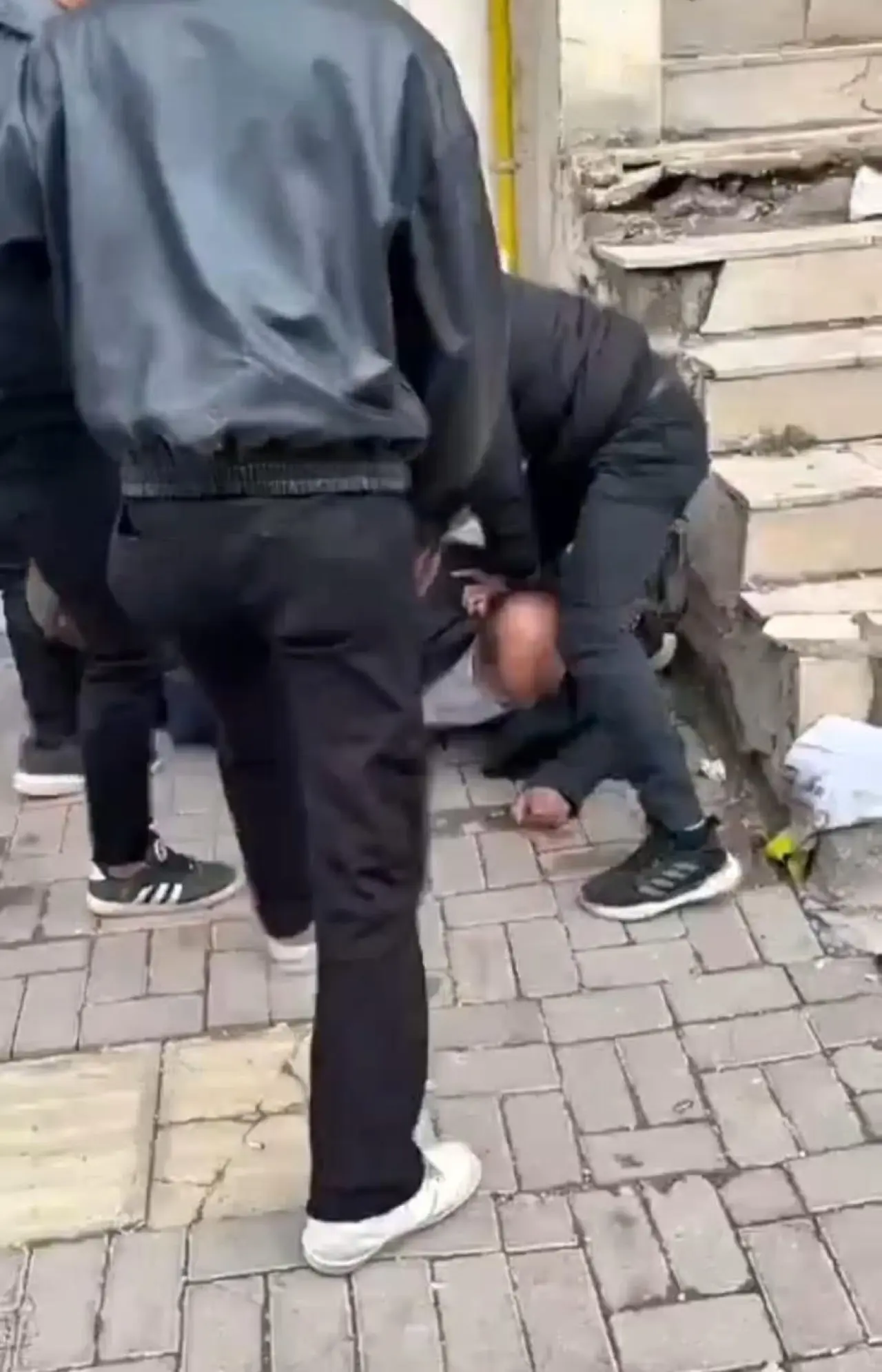 Sokak içinde dehşet! Yaşlı adamı tekme tokat dövdüler 3