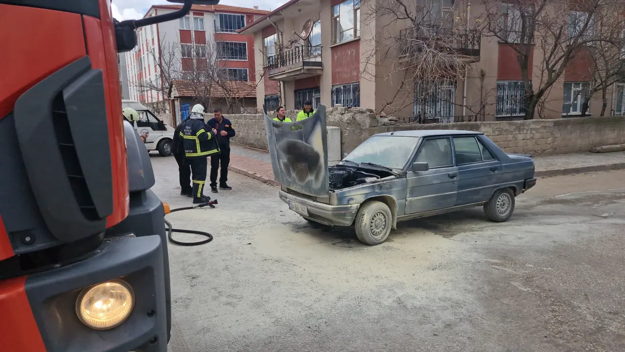 Seyir halindeyken alev alev yandı! Sürücü son anda kurtuldu 2