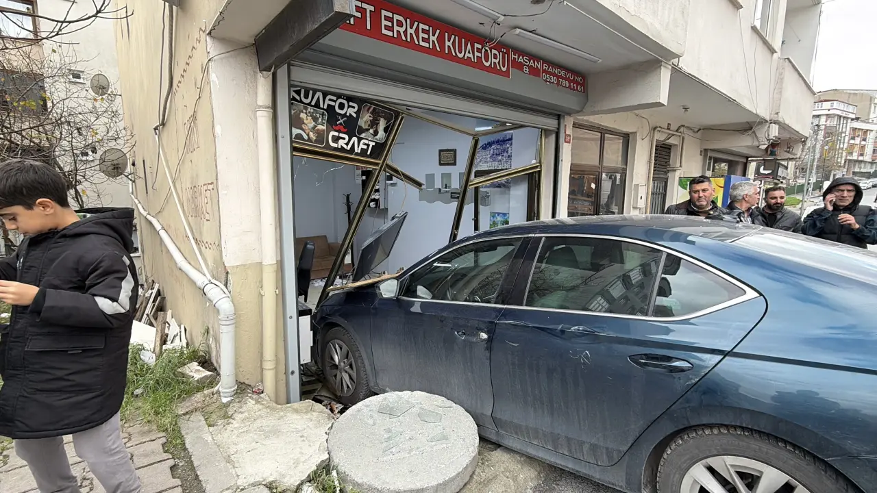 Tıraş olurken araba çarptı! El freni unutuldu, otomobil berber dükkanına daldı 2