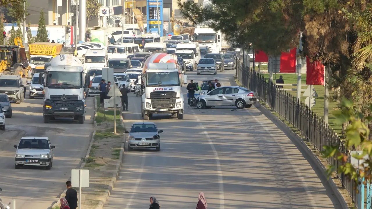 Adıyaman'da beton mikseriyle otomobil çarpıştı! Şehrin kalbi durdu 1