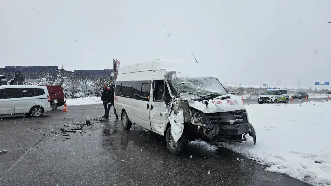 Kayseri’de sabah mesaisi kabusa döndü! İşçi servisi tıra çarptı, 11 Yaralı 2