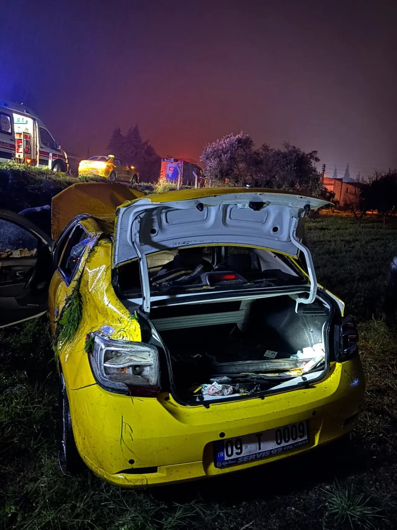 Aydın'da gece yarısı korkutan kaza! Ticari taksi tarlaya uçtu 3