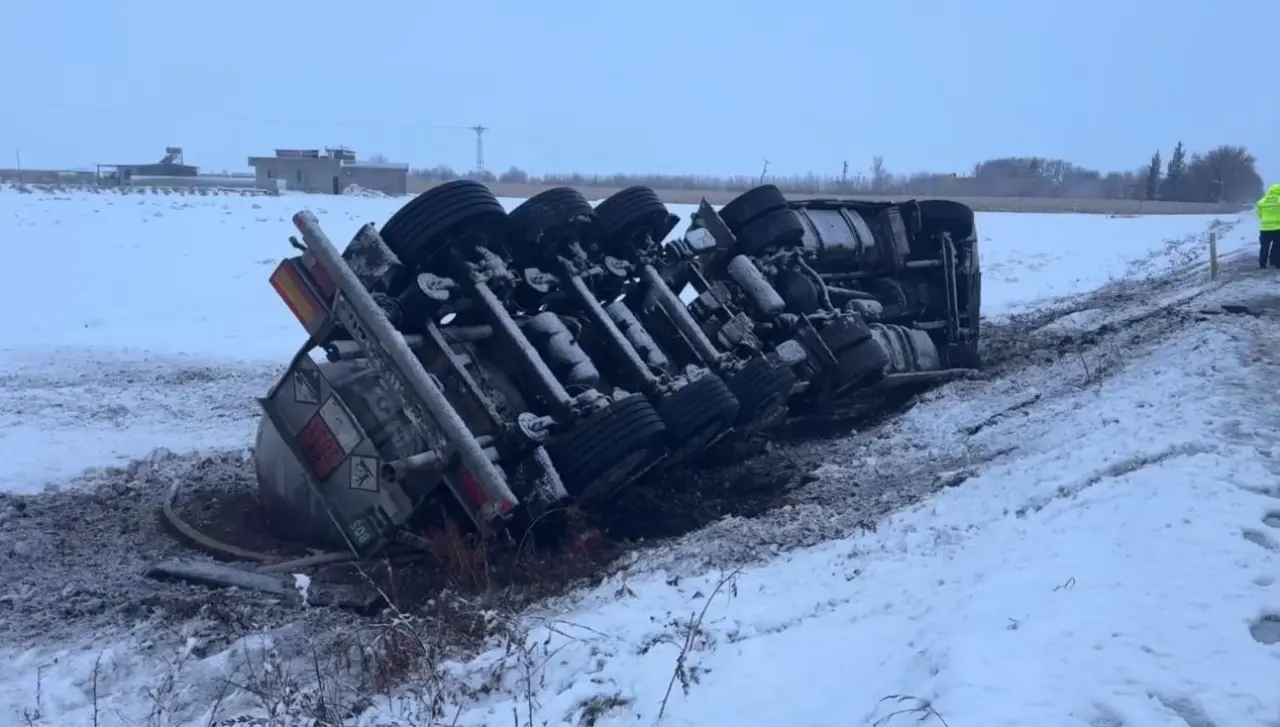 Şanlıurfa’da tehlike saçan kaza! Asit yüklü tanker şarampole devrildi 2