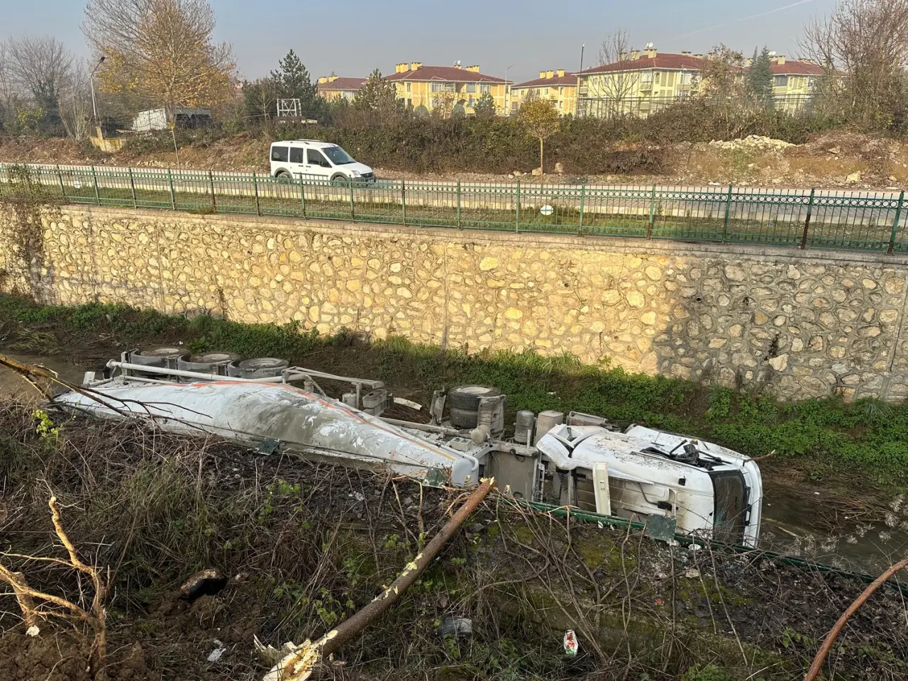 Düzce'de daralan yolda felaket! Beton mikseri dereye uçtu 2