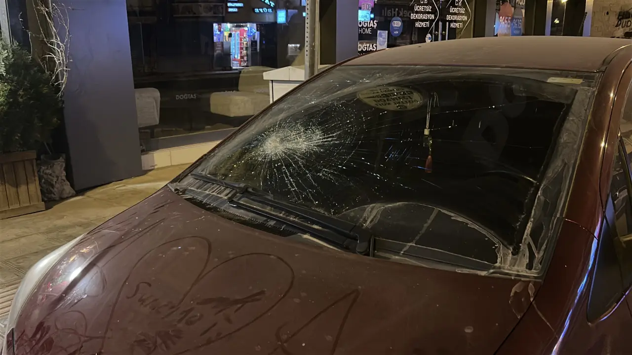 İskenderun'da araç ve dükkanlara taşlı saldırı! 6 araç 4 iş yeri paramparça oldu 3