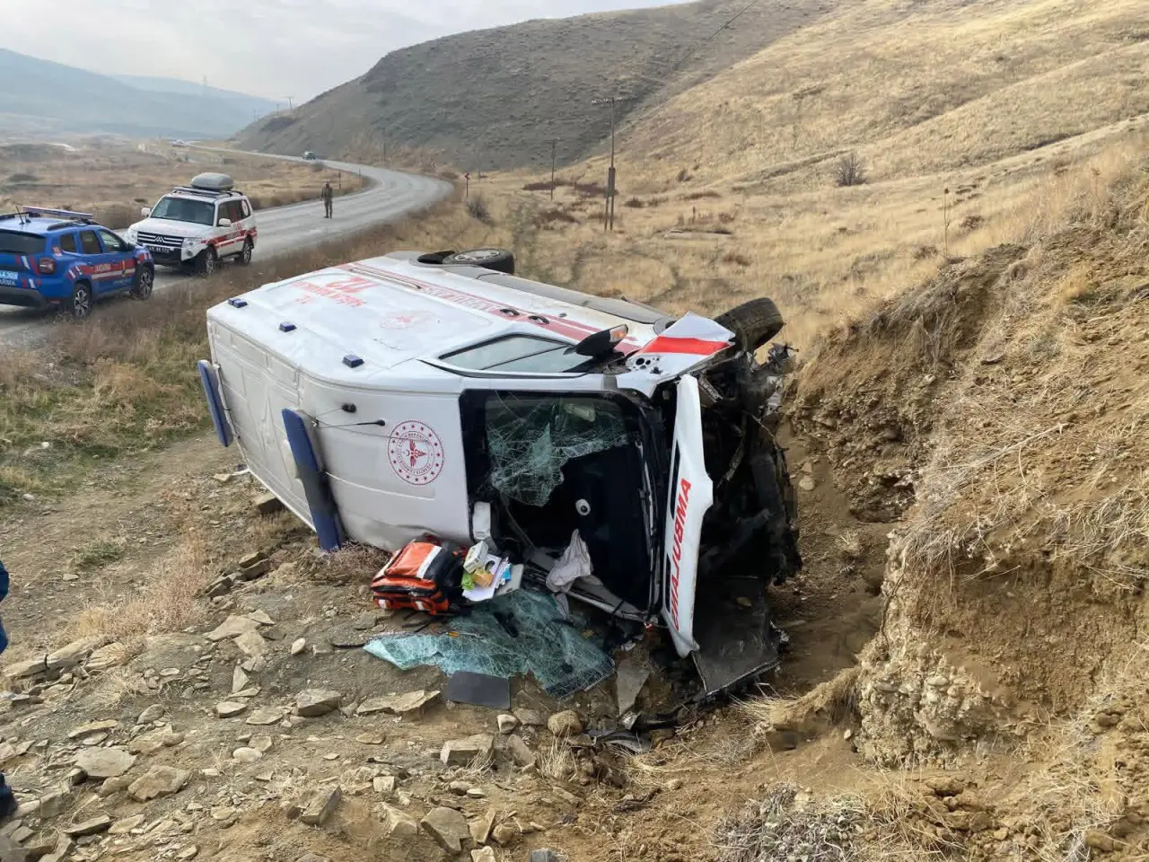 Görev dönüşü feci kaza! Ambulans takla attı 2