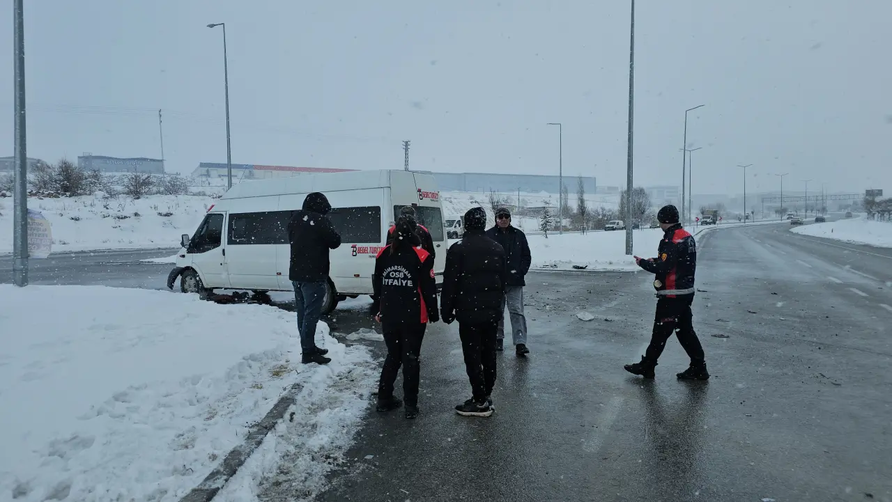 Kayseri’de sabah mesaisi kabusa döndü! İşçi servisi tıra çarptı, 11 Yaralı 4