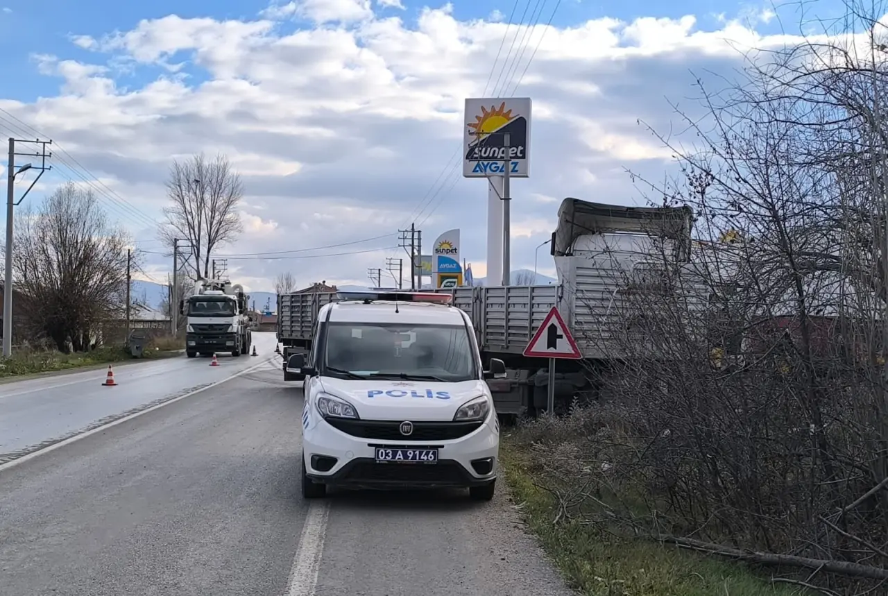 Afyonkarahisar’da korkutan tır kazası! Felaket kıl payı atlatıldı 1