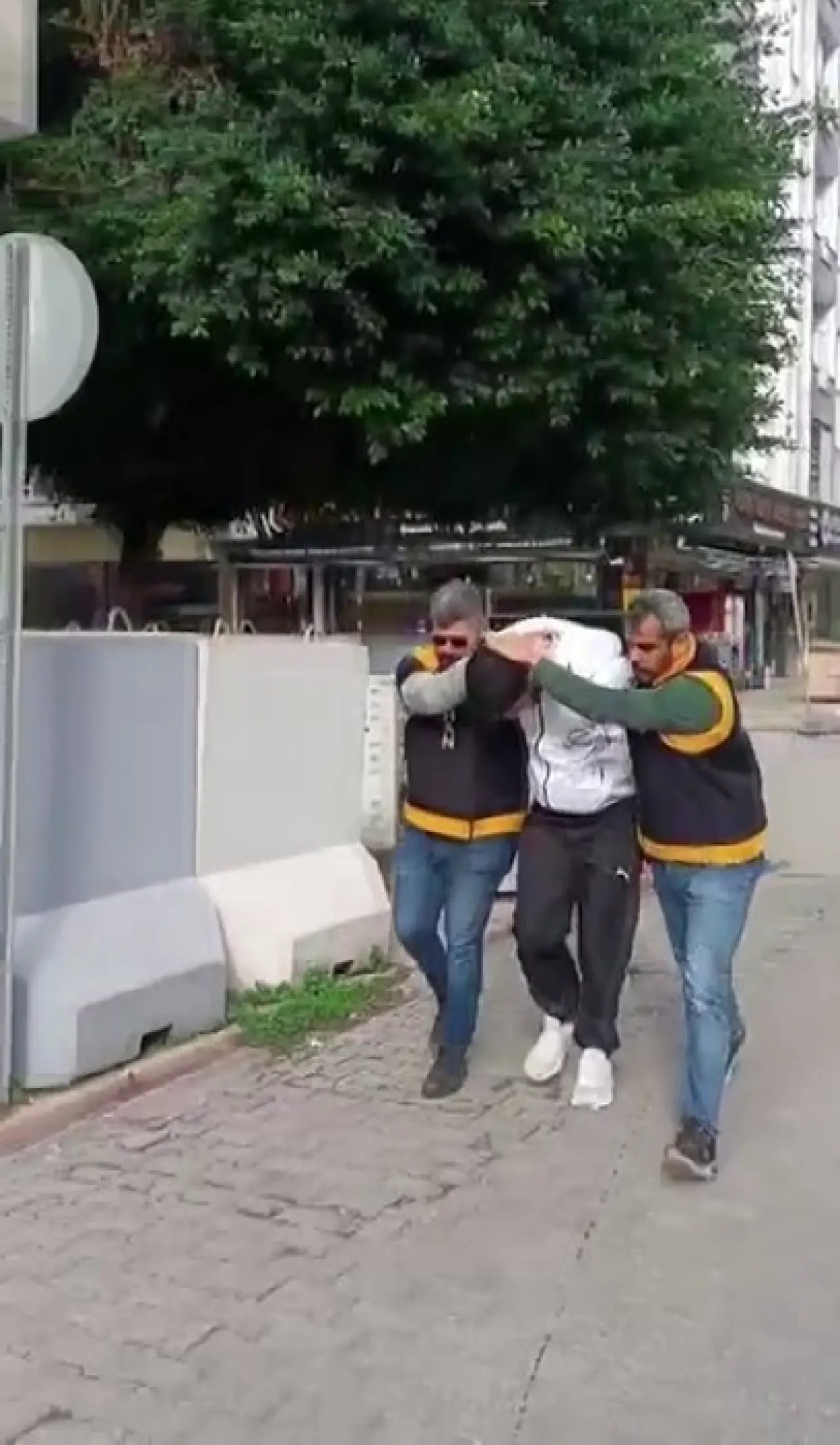 Kafede dehşet! Darp edildi, otomatik tüfekle geri döndü 2