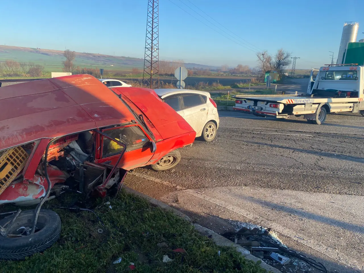 Kırklareli’nde dehşet anları! İki otomobil kavşakta çarpıştı 3