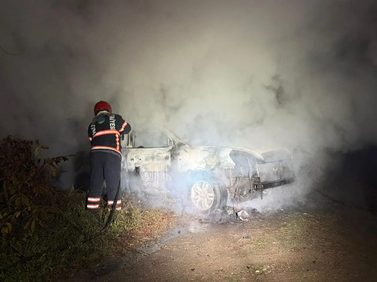 Akyazı’da şüpheli yangın! Park halindeki araç alev topuna döndü 1