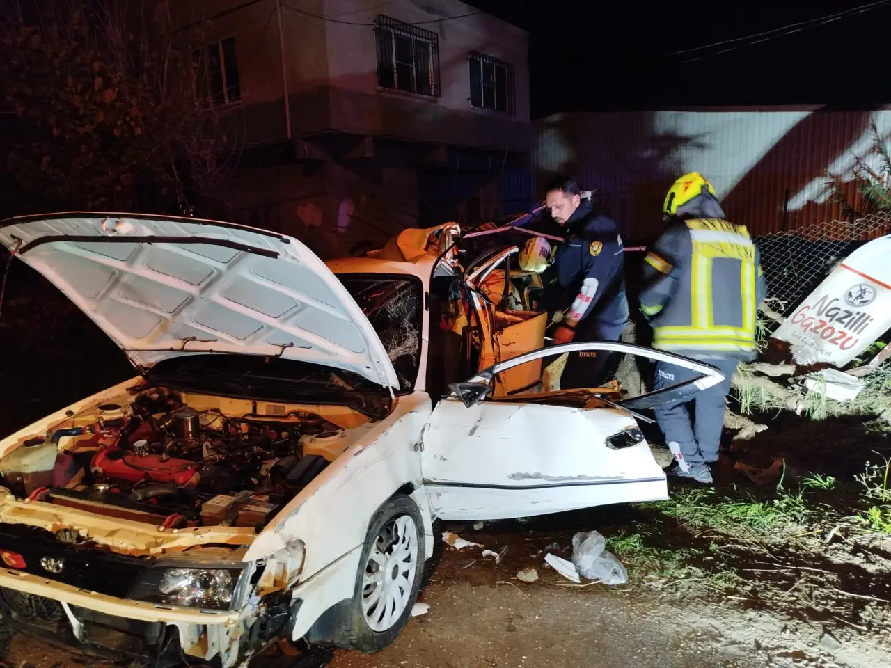 Nazilli’de ağaca çarpan otomobil hurdaya döndü! Sürücü içeride mahsur kaldı 1