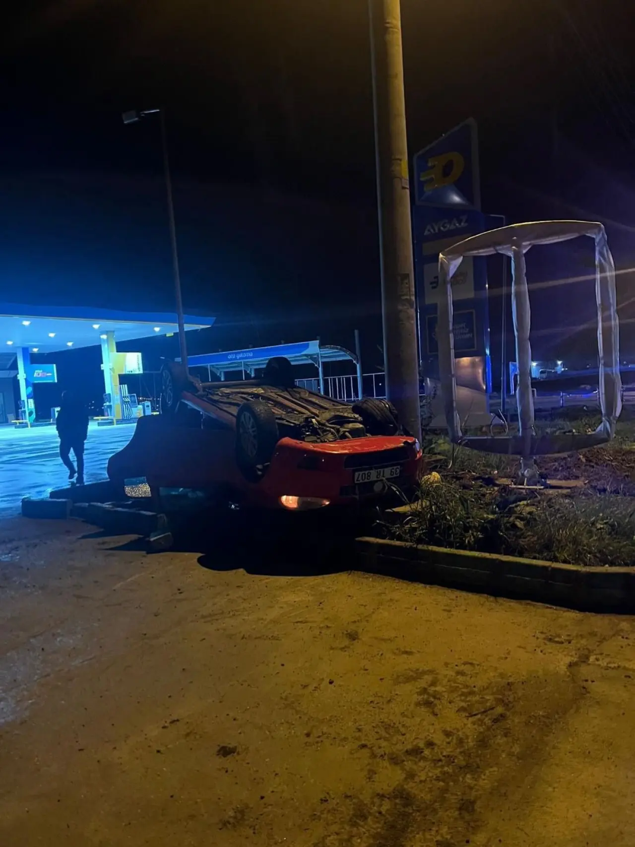 Yağışta kontrolden çıktı! Otomobil ters döndü 3