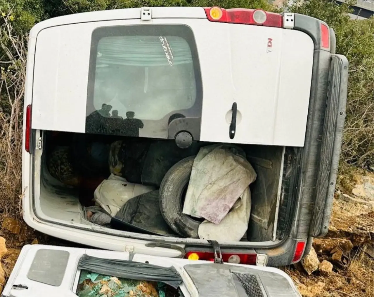 Tarım işçilerini taşıyan minibüs şarampole uçtu! 1 ölü 3 ağır yaralı 3