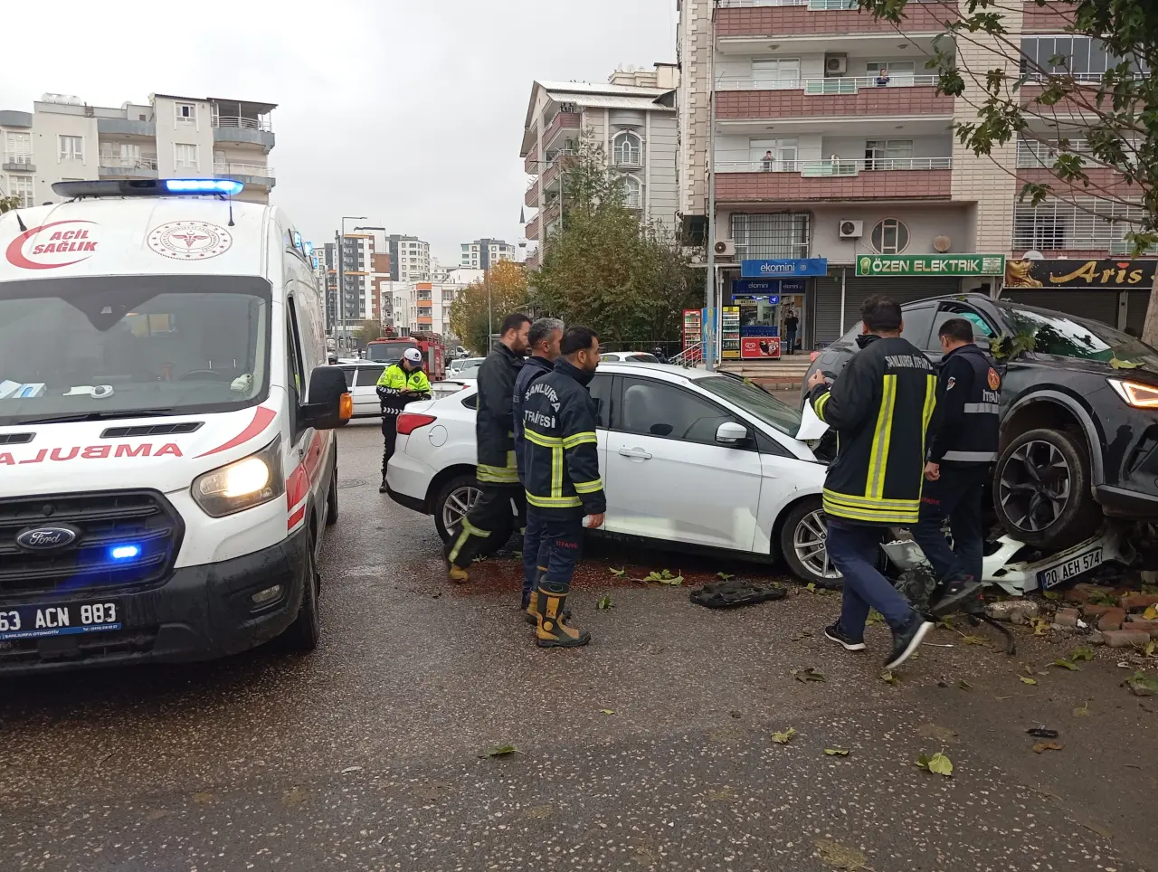 Siverek’te sokak ortasında feci kaza! Araçlar kafa kafaya çarpıştı 4