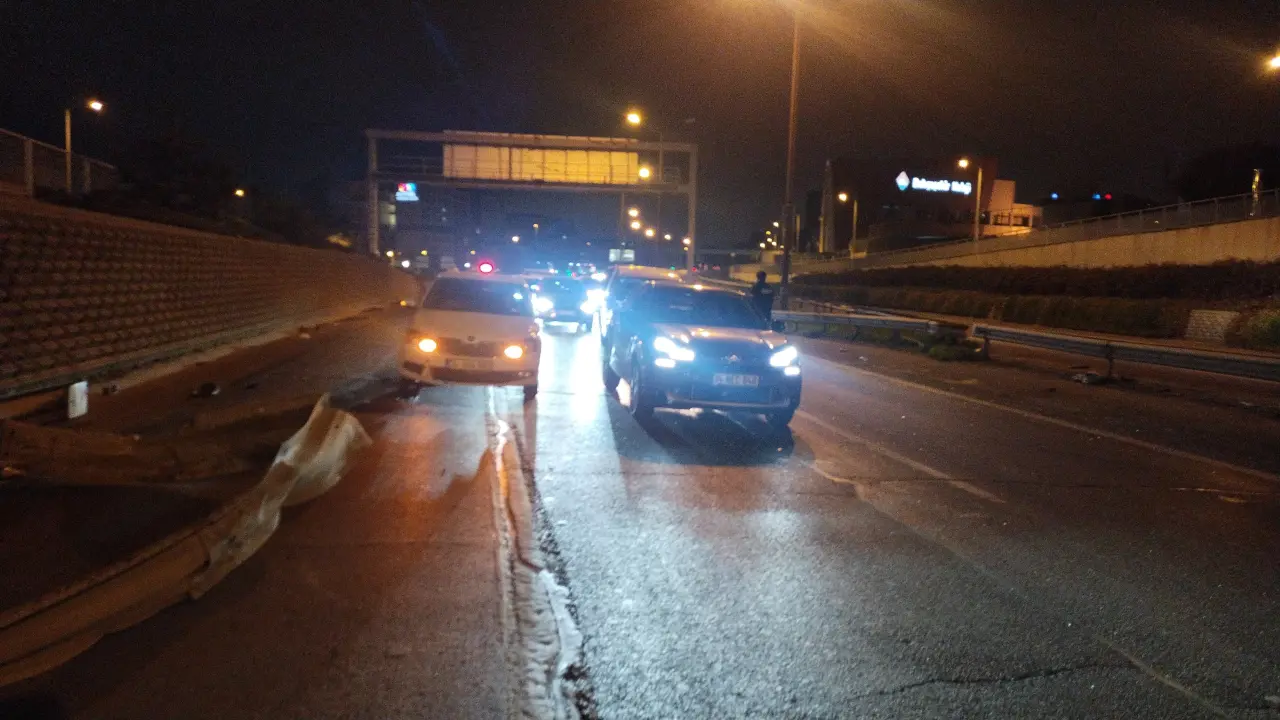 Üsküdar'da feci kaza! Otomobil bariyerlere çarpıp takla attı 2