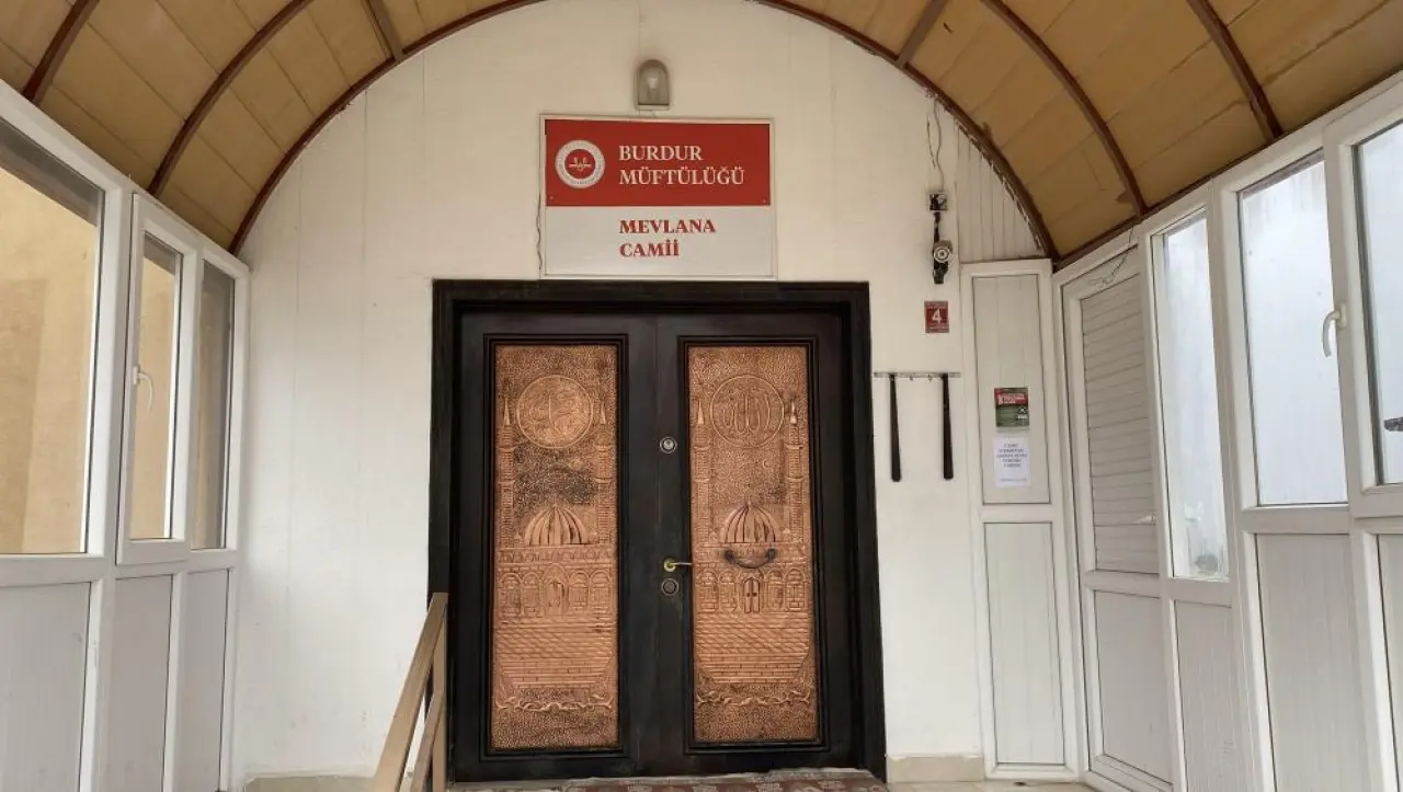 Cami içinde şoke eden girişim! Bağış kutusuna dadanan hırsızlar kamerada 2