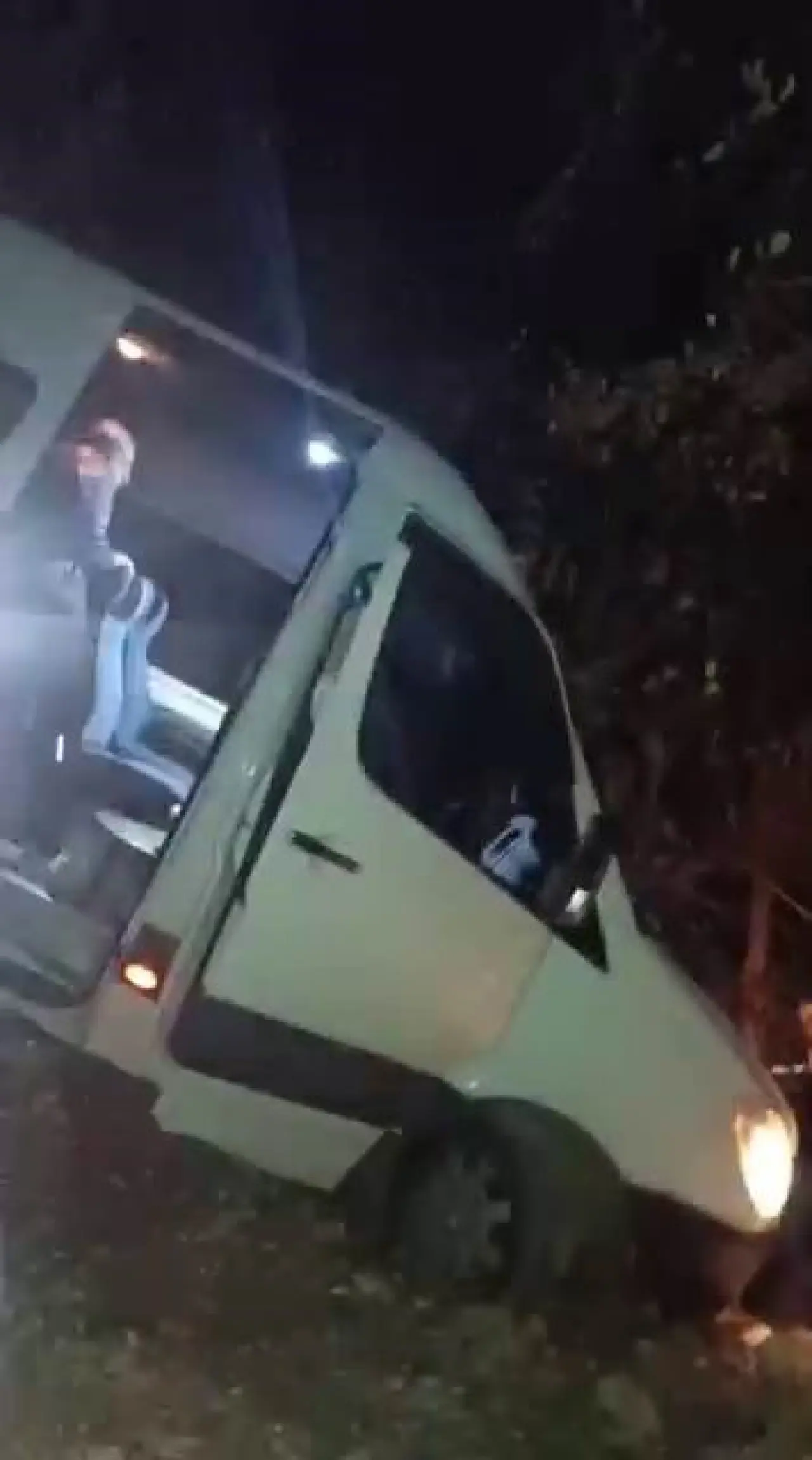 Minibüs uçurumda asılı kaldı! Facianın eşiğinden dönüldü 1