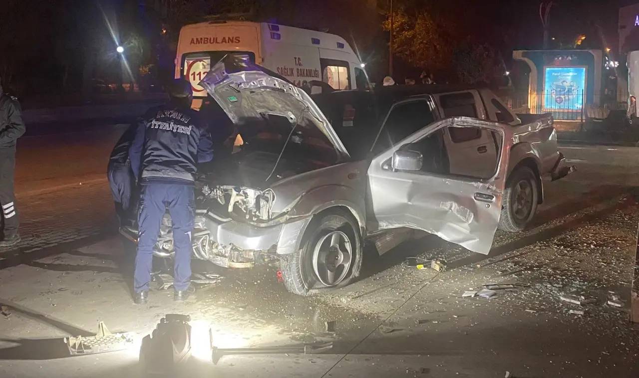 Aydın’da ticari araçlar çarpıştı! Sürücüler araçta sıkıştı 1