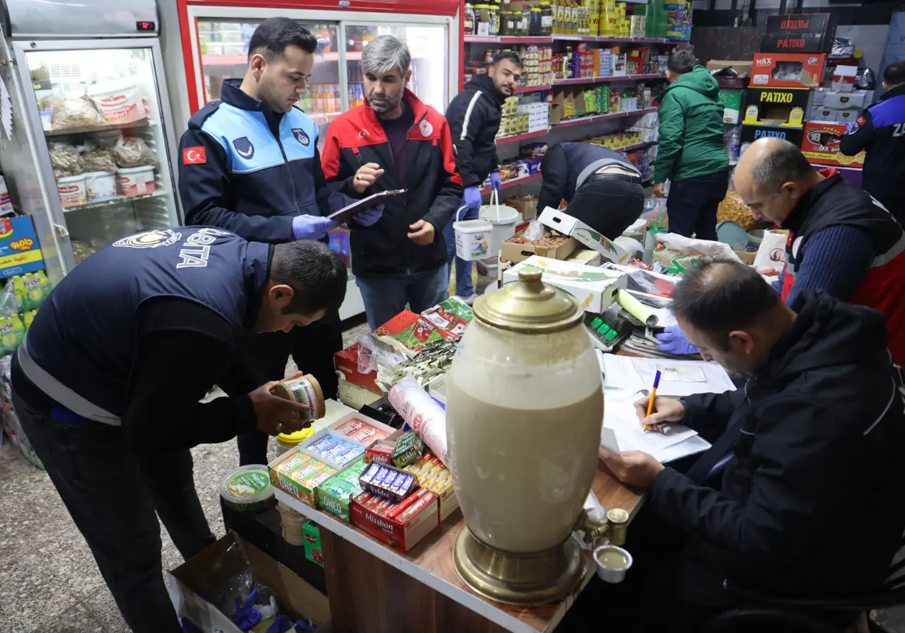 Kilis’te gıda denetiminde skandal! Yerde ölü fare, raflarda son kullanım geçmiş ürün 7
