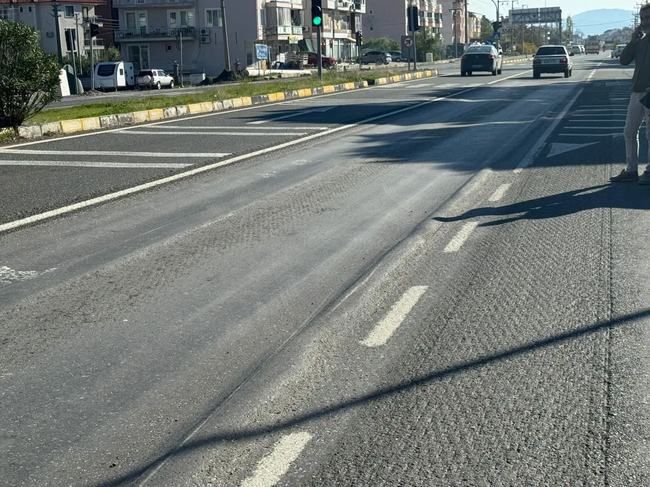 D-400 karayolu tehlike saçıyor! Motosiklet yola devrildi 4