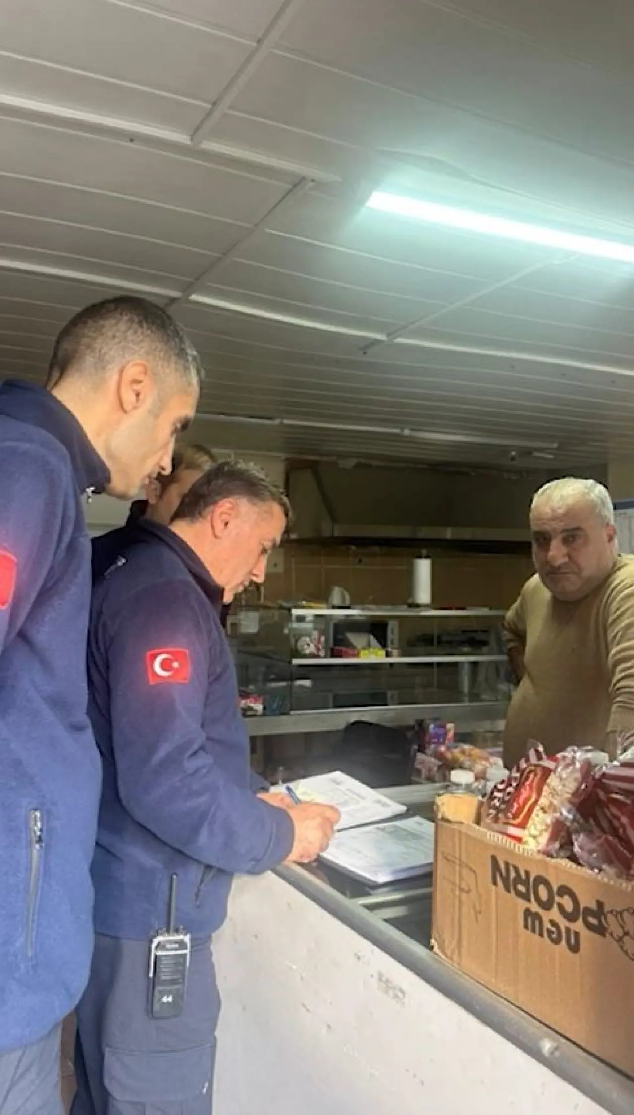 Esenyurt’ta okul kantini mühürlendi: Sağlıksız ürün skandalı! 4
