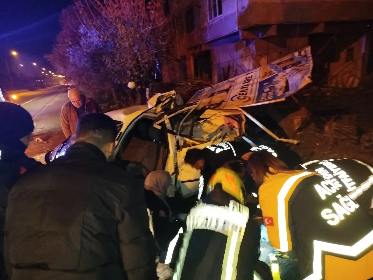 Aydın-Denizli yolunda korkutan kaza! Otomobil ağaca ok gibi saplandı 1