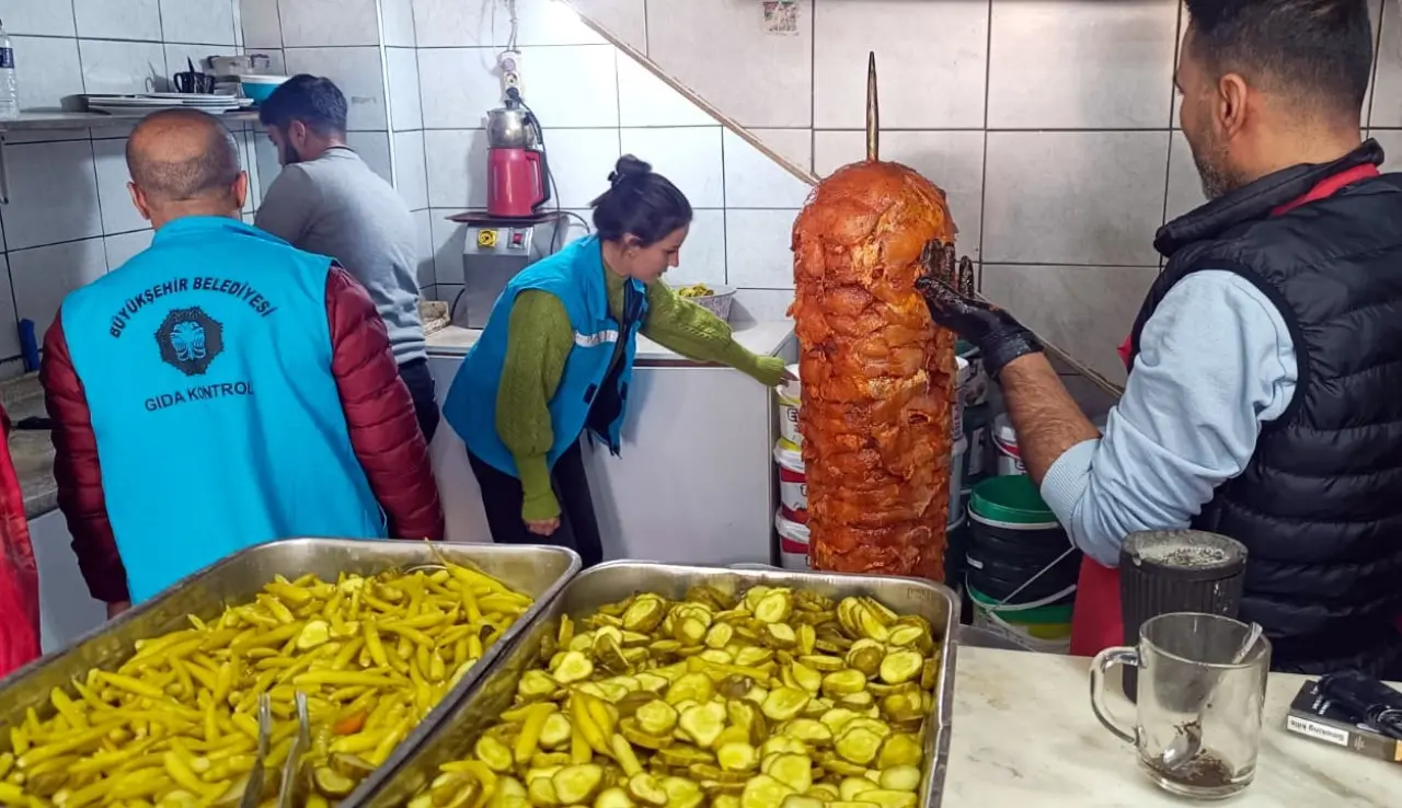 Her yerde tarihi geçmiş gıda! zabıtalardan  Sert Müdahale 1