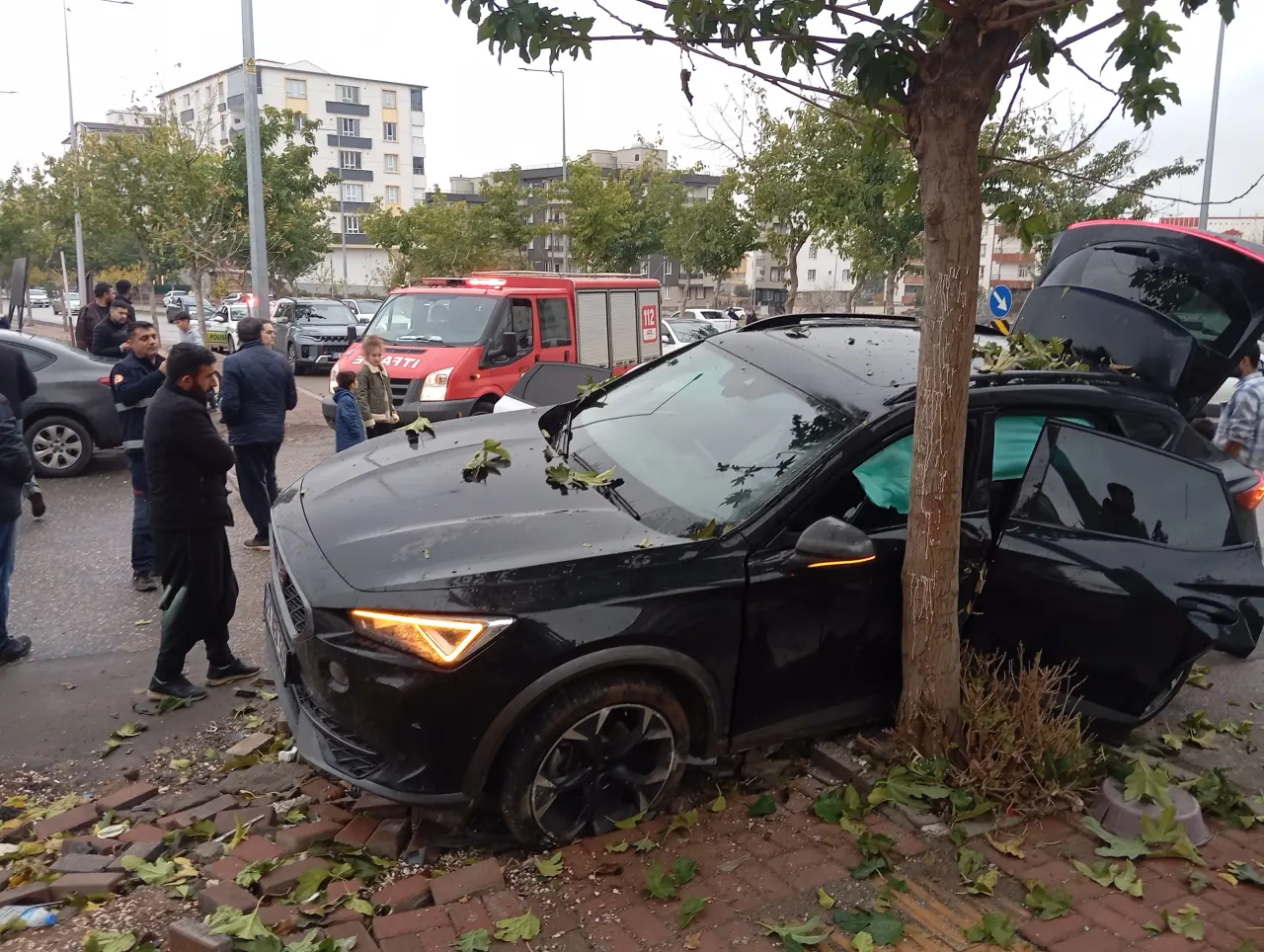 Siverek’te sokak ortasında feci kaza! Araçlar kafa kafaya çarpıştı 3