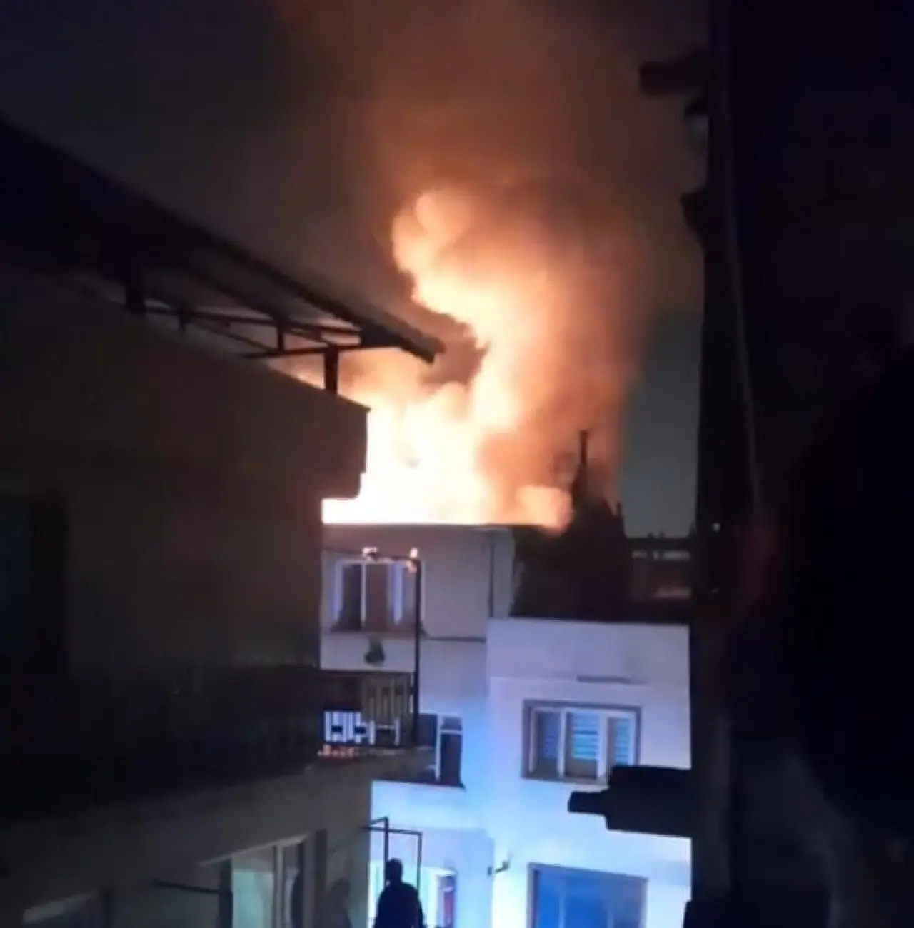 Osmangazi’de korku dolu anlar! Çatı katında alevler yükseldi 1