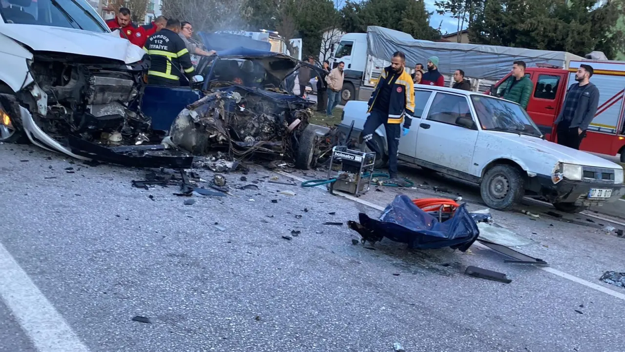 Burdur - Fethiye yolunda feci kaza! Hurdaya dönen araçta can pazarı 1