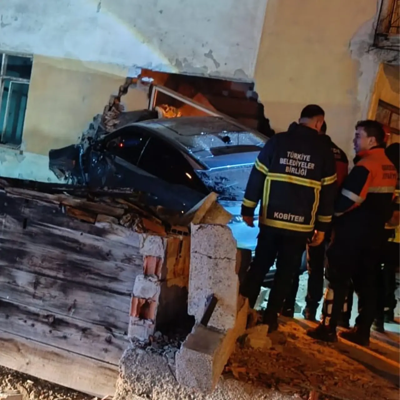 Direksiyon hakimiyeti kayboldu, araç bina duvarında durdu! 2