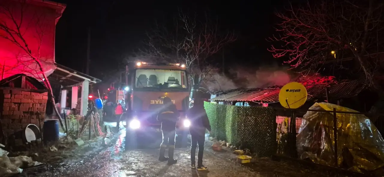 Manyas’ta korku dolu anlar! Tek katlı ev alevlere teslim oldu 1
