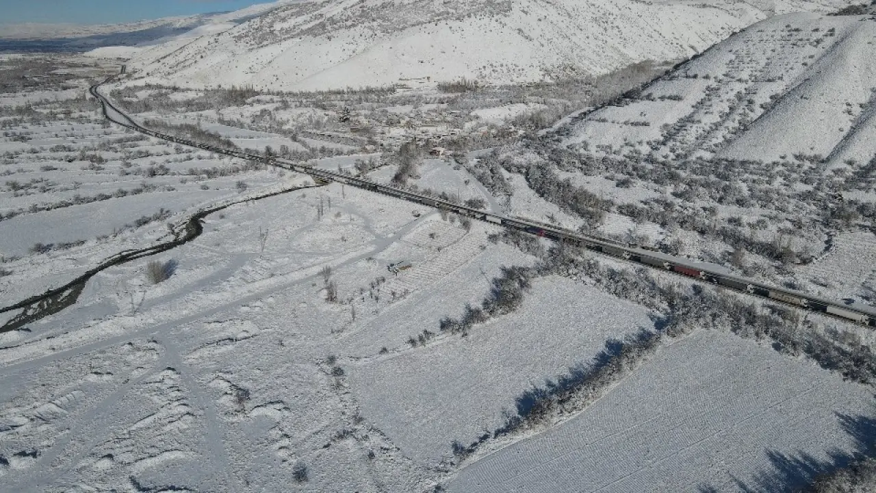 Erzincan-Erzurum karaylunda tır kazası ulaşımı felç etti! 12 kilometre araç kuyruğu oluştu 2