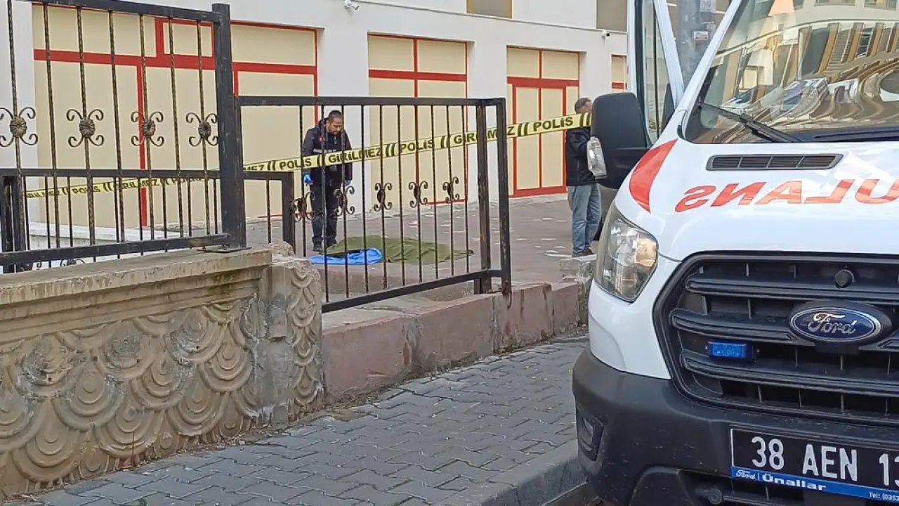 Kayseri’de 8’inci kattan düşen kadın feci şekilde hayatını kaybetti! 1
