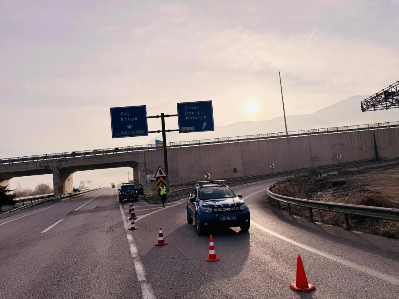 Görüş mesafesi sıfıra düştü! Ana bağlantı yolu trafiğe kapandı 2