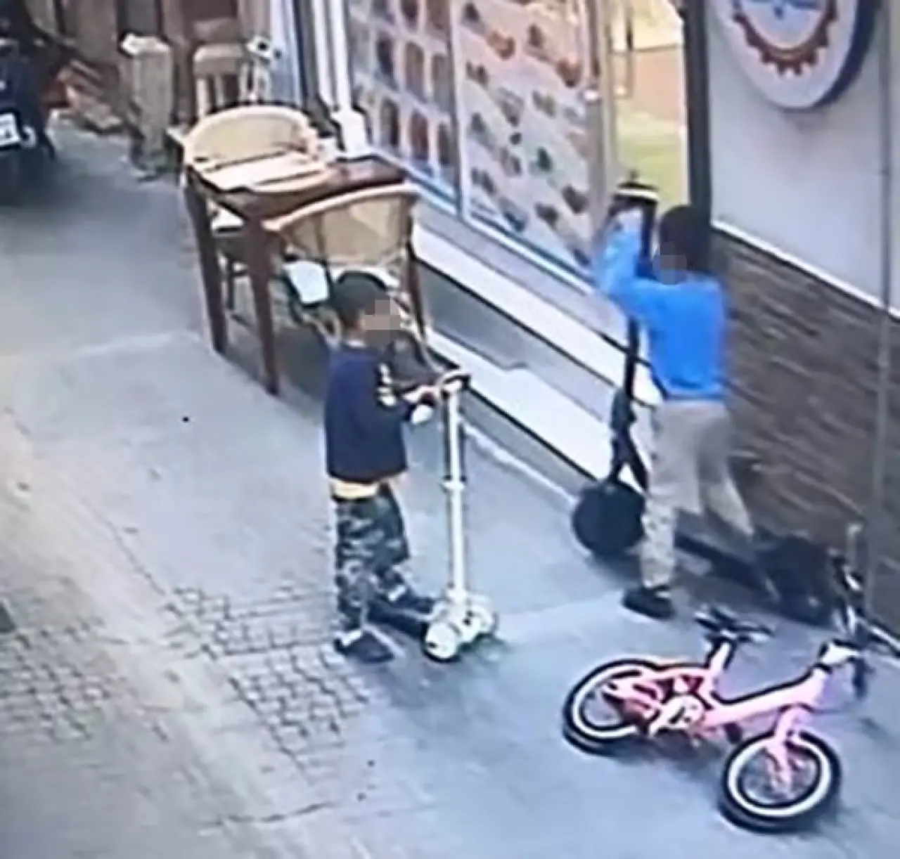 Küçük hırsızlar! Boyundan büyük scooter’ı çalıp yerine oyuncağını bıraktılar 1