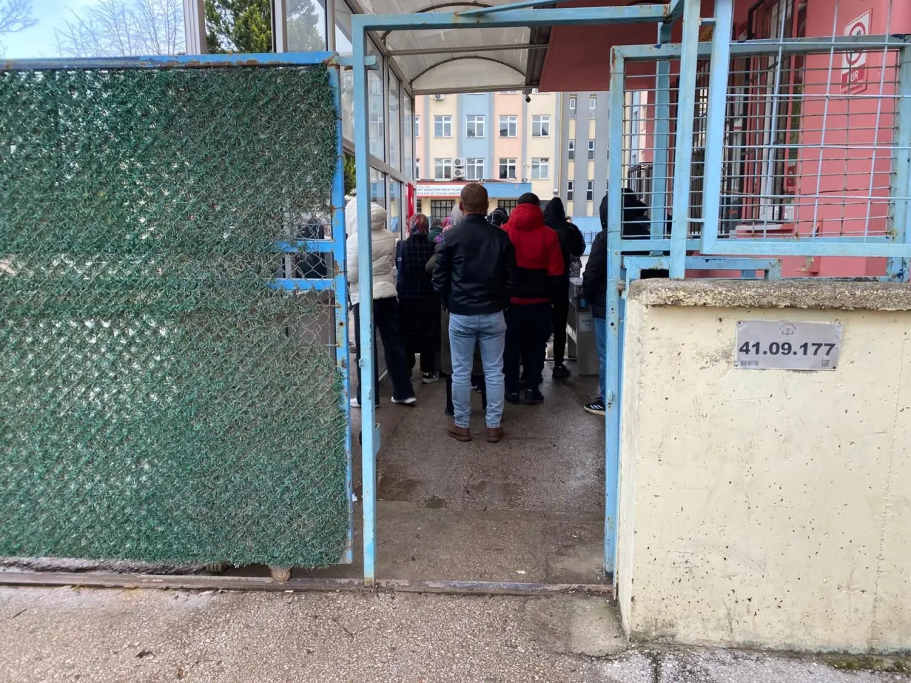 İzmit’te şok olay! Baba okul bahçesini savaş alanına çevirdi 1