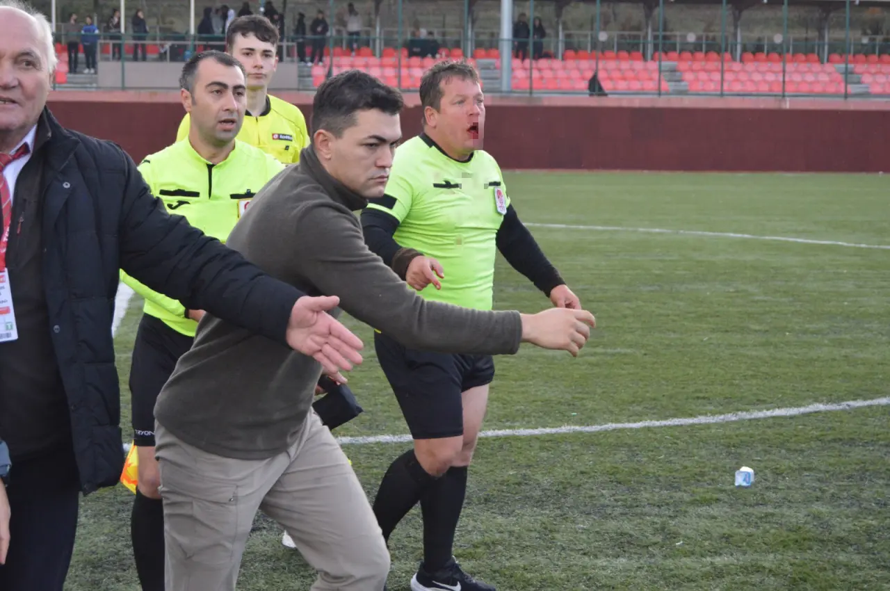 Eskişehir’de maç ortasında şiddet: Hakem kanlar içinde kaldı! 3