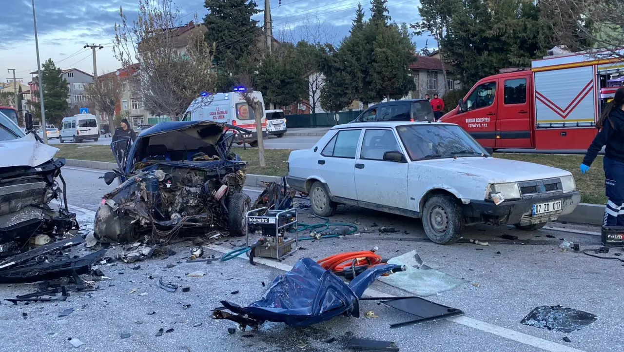 Burdur - Fethiye yolunda feci kaza! Hurdaya dönen araçta can pazarı 2