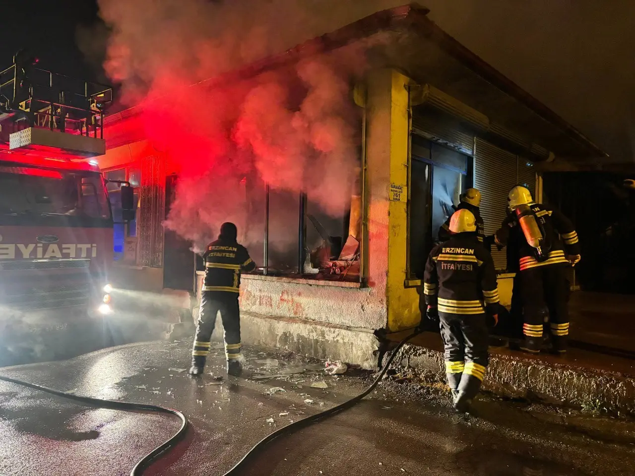 Erzincan’da alev dehşeti! İş yeri kısa sürede kül oldu 3