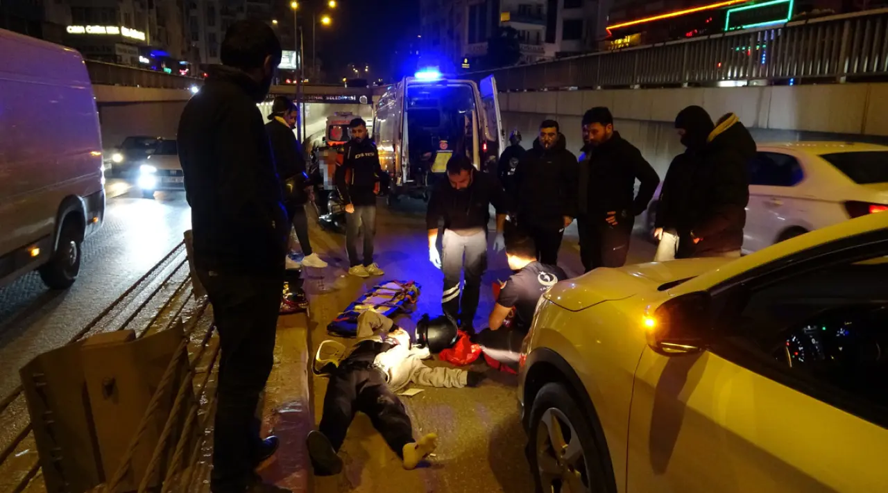 Antalya’da alt geçitte korku dolu anlar! Motosikletli önce otomobile sonra bariyerlere çarptı 1