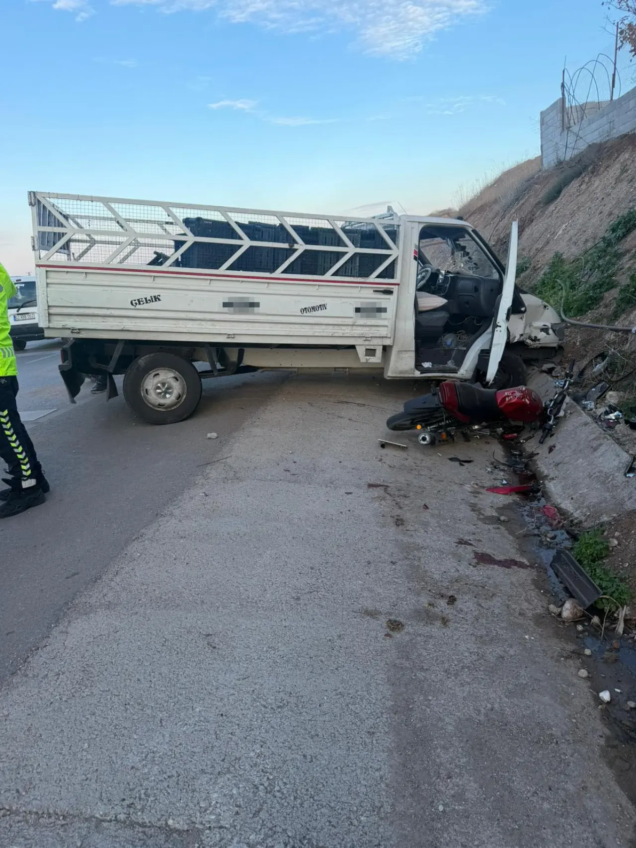 Şanlıurfa’da korkunç kaza! Motosiklet ve kamyonet çarpıştı 1