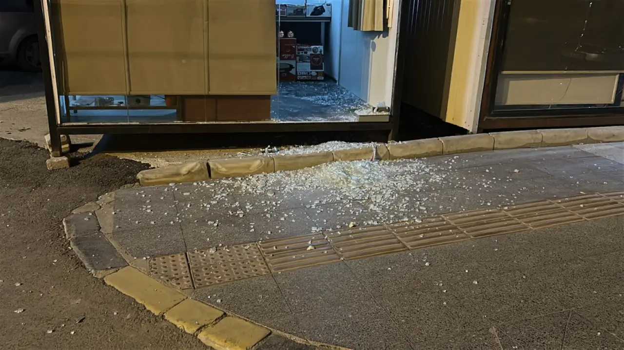 İskenderun'da araç ve dükkanlara taşlı saldırı! 6 araç 4 iş yeri paramparça oldu 1