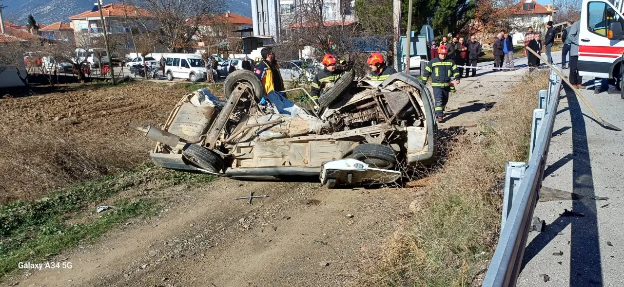 Denizli Acıpayam'da feci kaza! Araç takla attı, sürücü sıkıştı 1