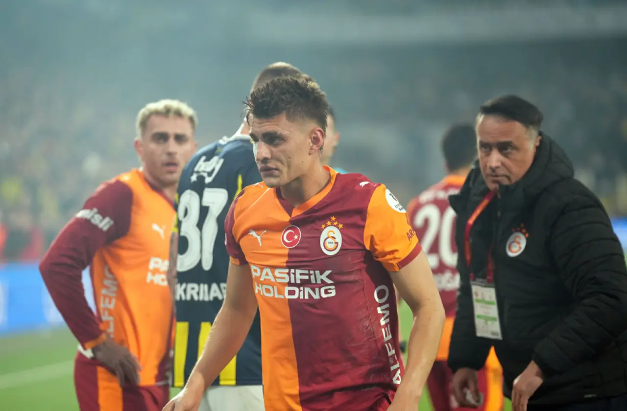Galatasaraylı Kazımcan'ın gözüne çakmak atan taraftar yakalandı 3