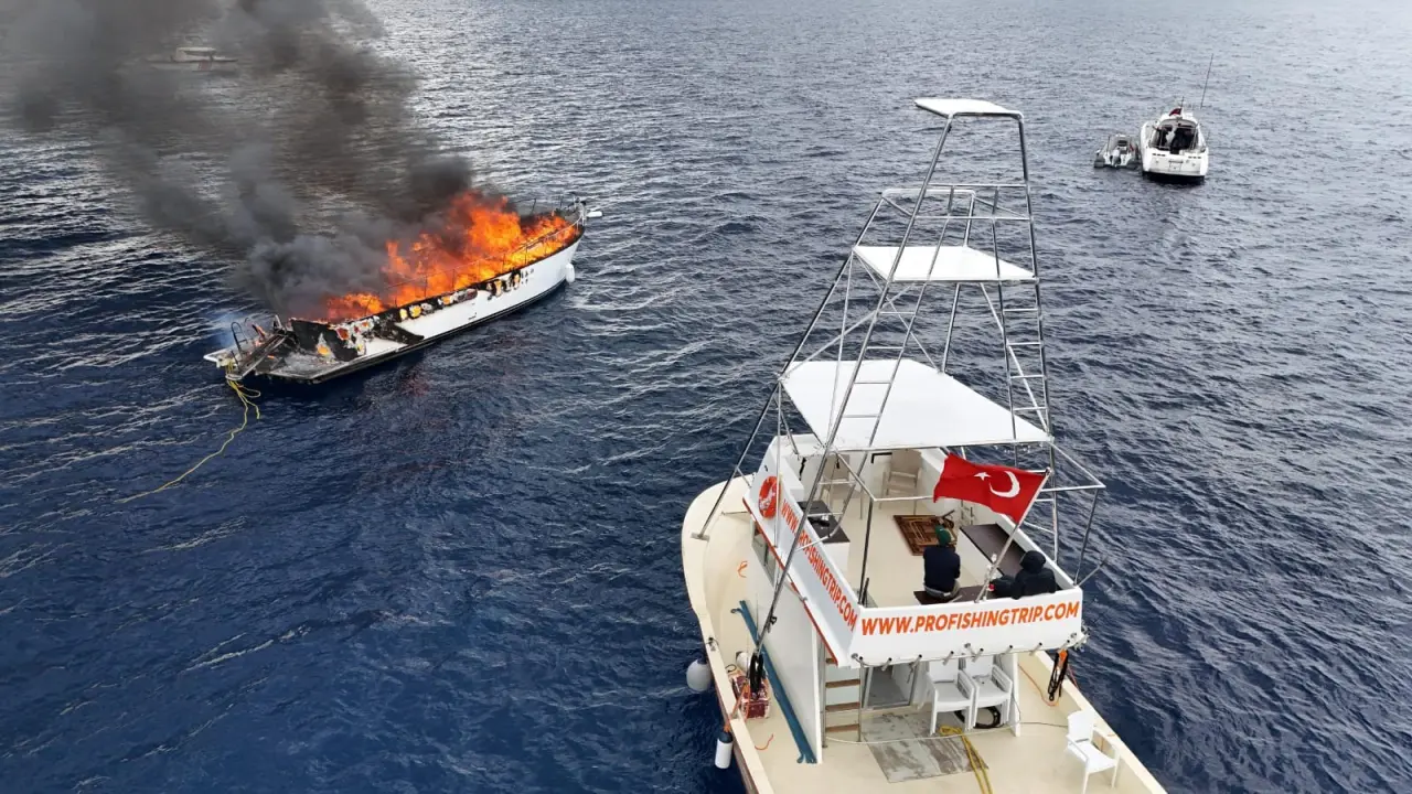 Antalya’da lüks teknede korku dolu anlar! Alev alev yandı 2