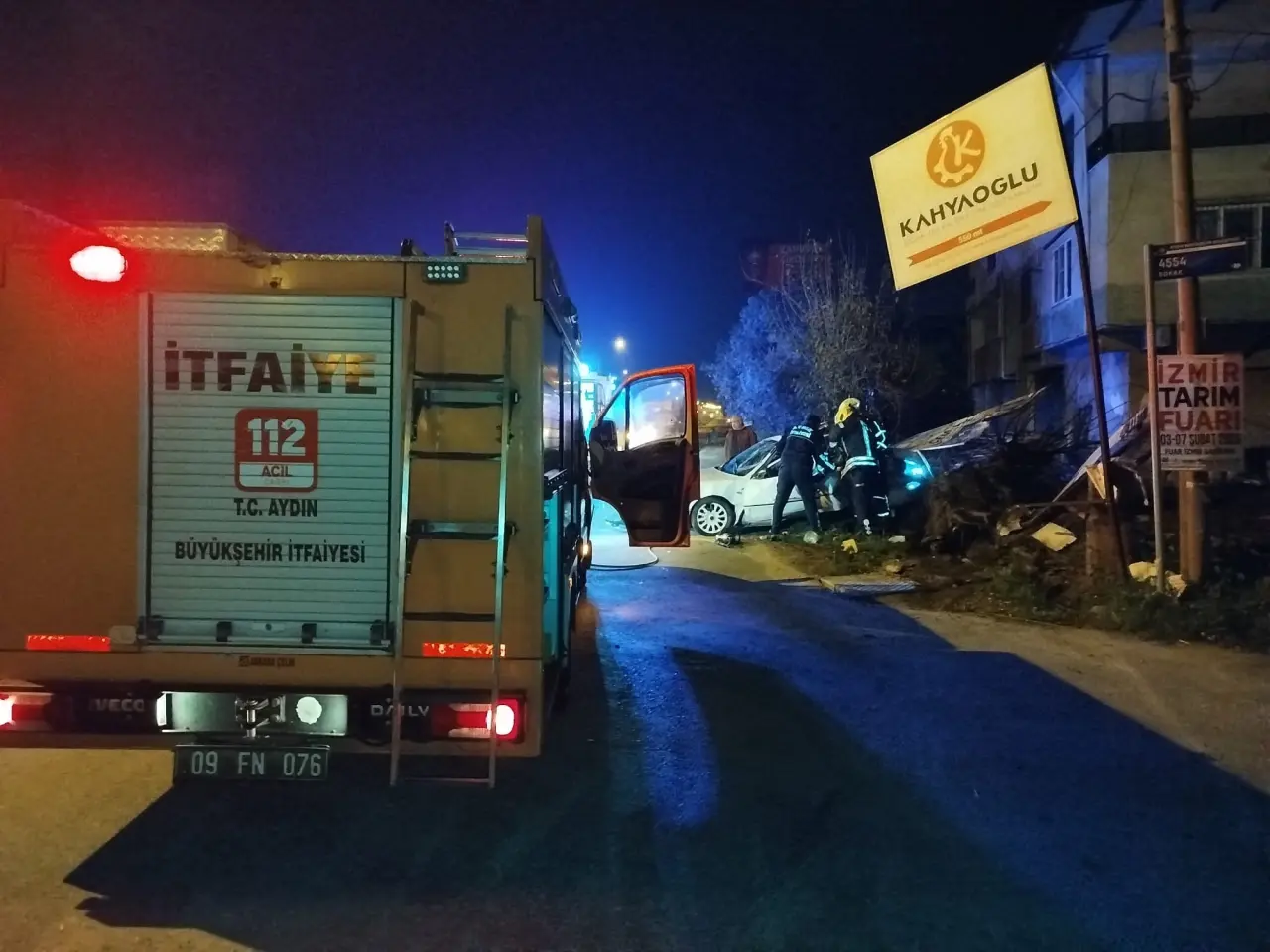 Aydın-Denizli yolunda korkutan kaza! Otomobil ağaca ok gibi saplandı 5