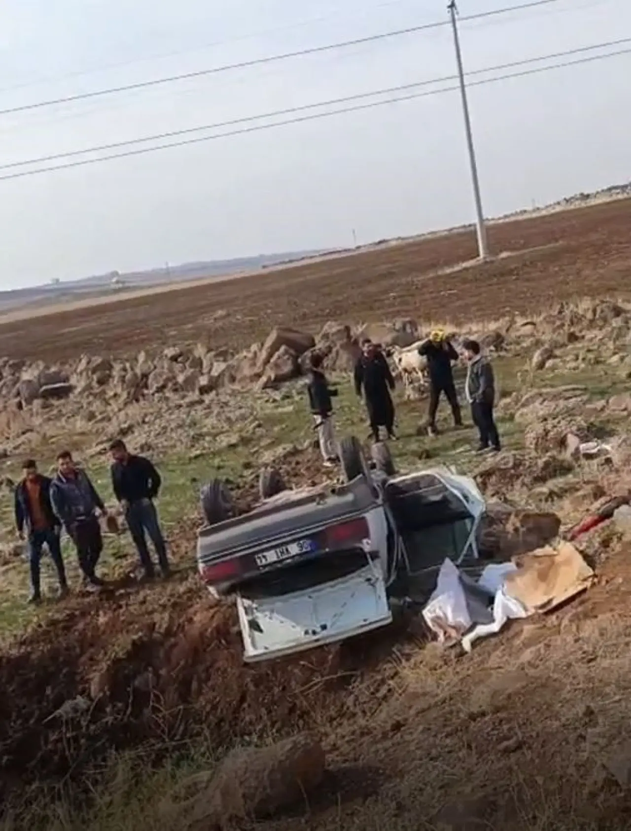 Siverek’te dehşet! Otomobil köprüden uçtu, sürücü sıkıştı 2