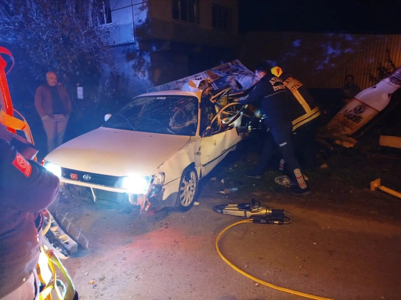 Nazilli’de ağaca çarpan otomobil hurdaya döndü! Sürücü içeride mahsur kaldı 4